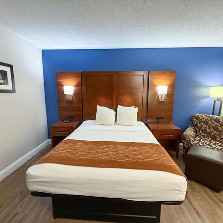 Comfort Inn & Suites St Louis-Hazelwood Bagian luar foto