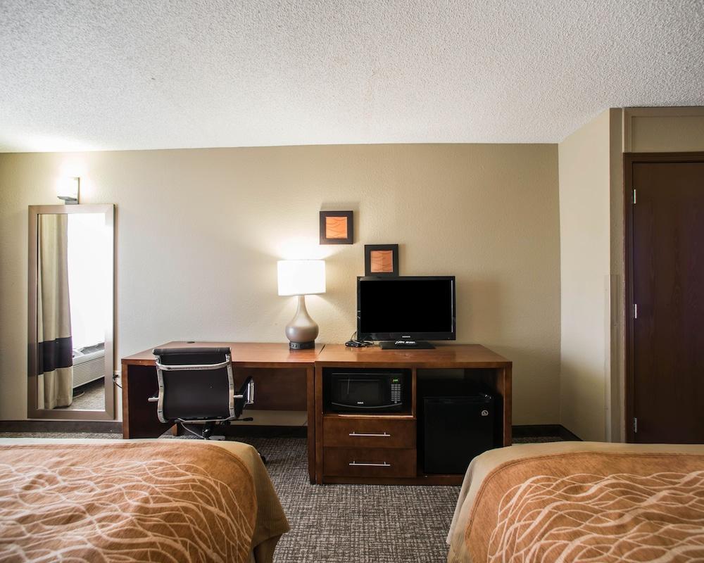 Comfort Inn & Suites St Louis-Hazelwood Bagian luar foto