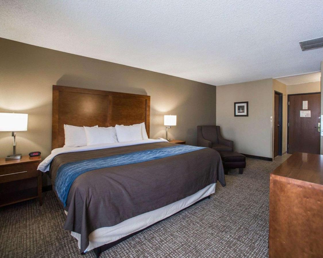 Comfort Inn & Suites St Louis-Hazelwood Bagian luar foto