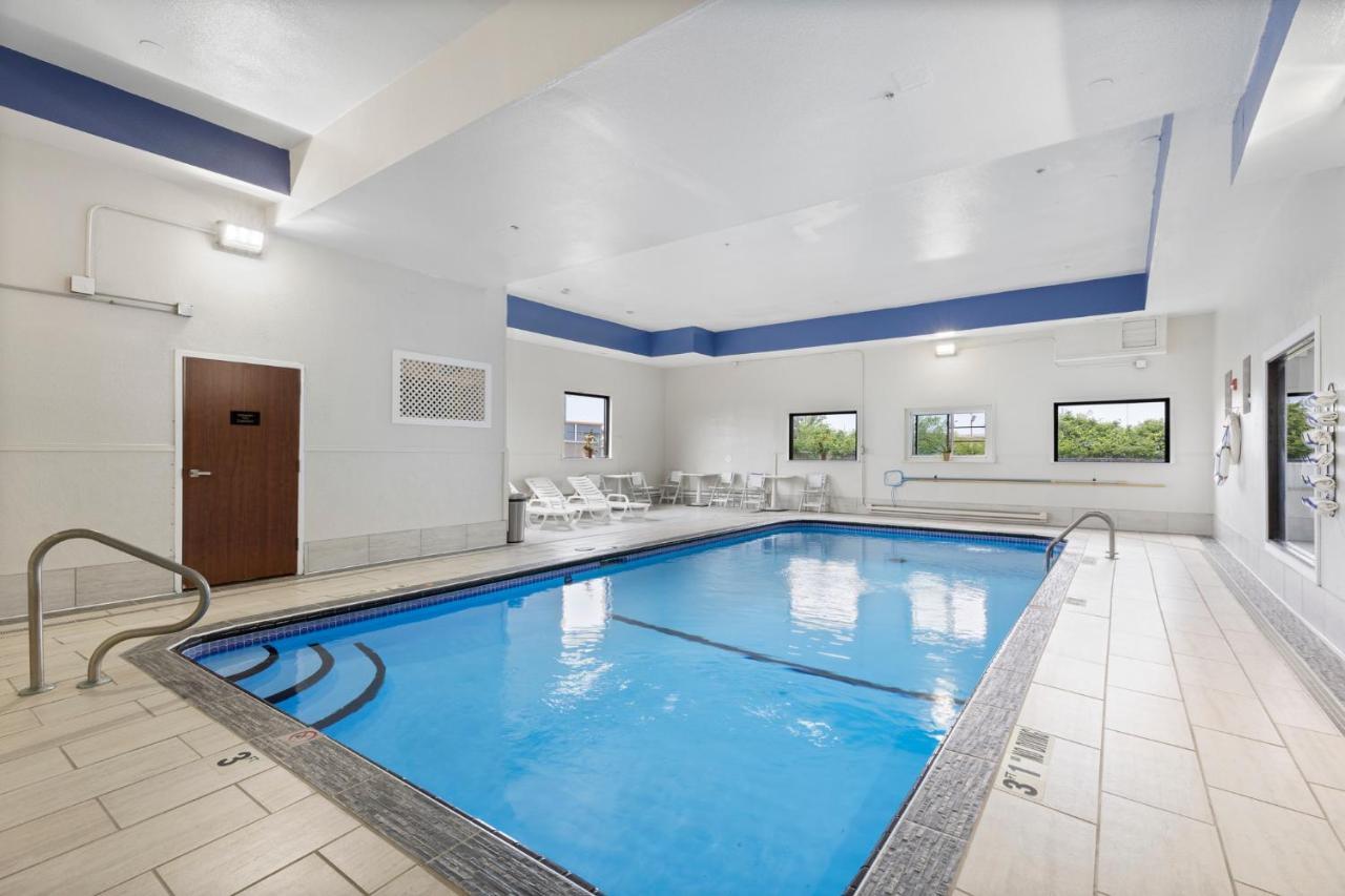 Comfort Inn & Suites St Louis-Hazelwood Bagian luar foto