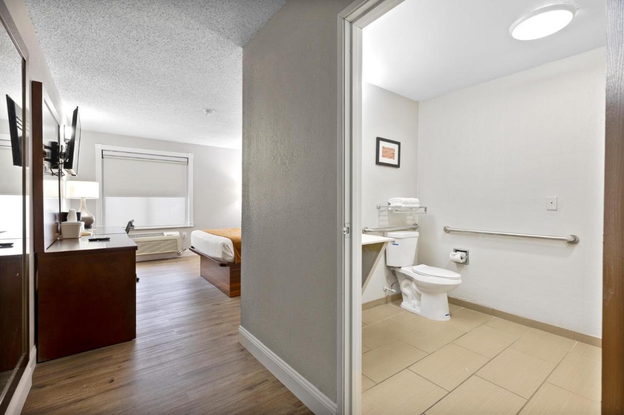 Comfort Inn & Suites St Louis-Hazelwood Bagian luar foto