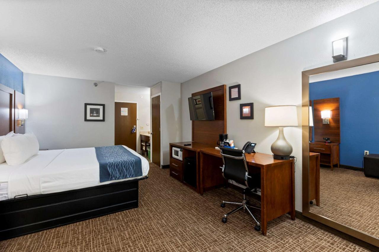 Comfort Inn & Suites St Louis-Hazelwood Bagian luar foto