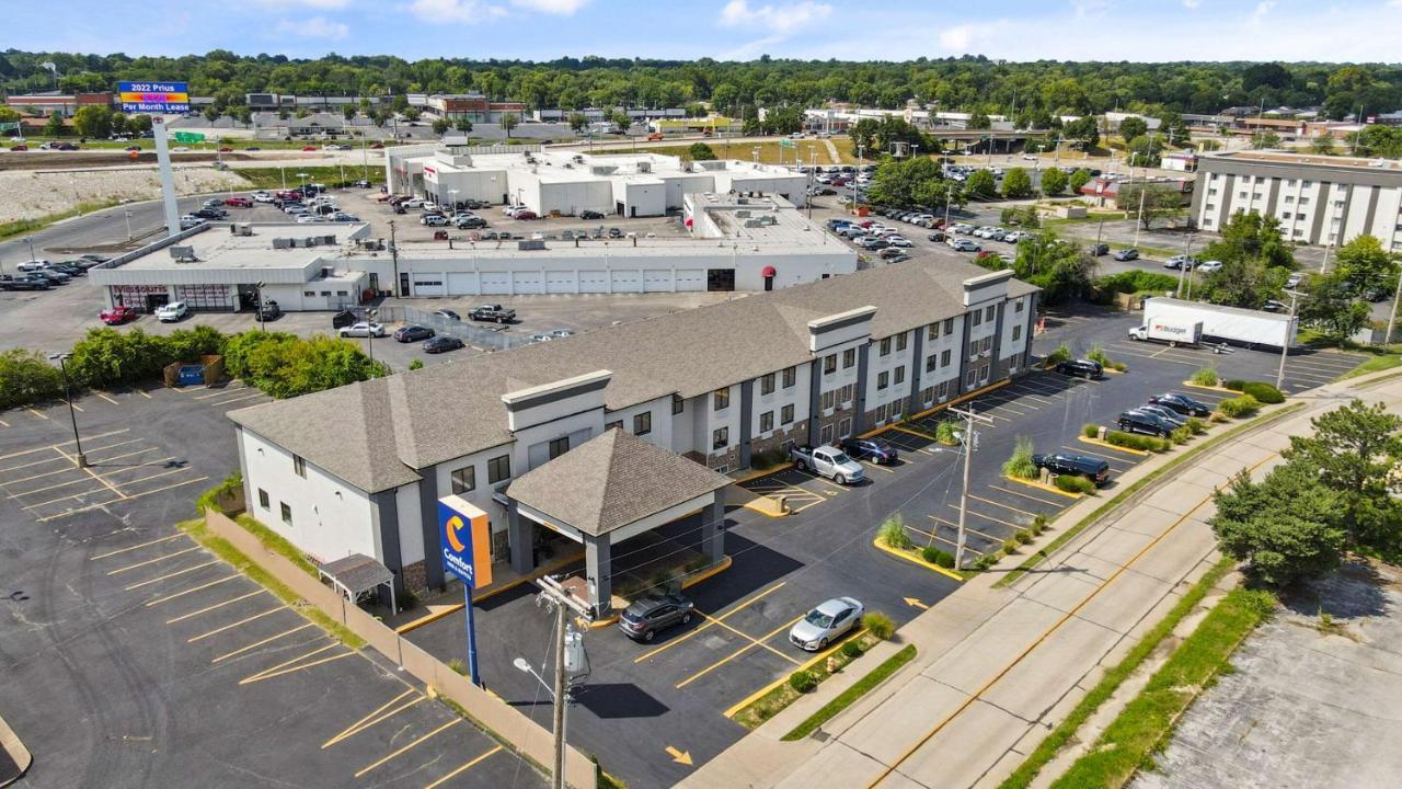 Comfort Inn & Suites St Louis-Hazelwood Bagian luar foto
