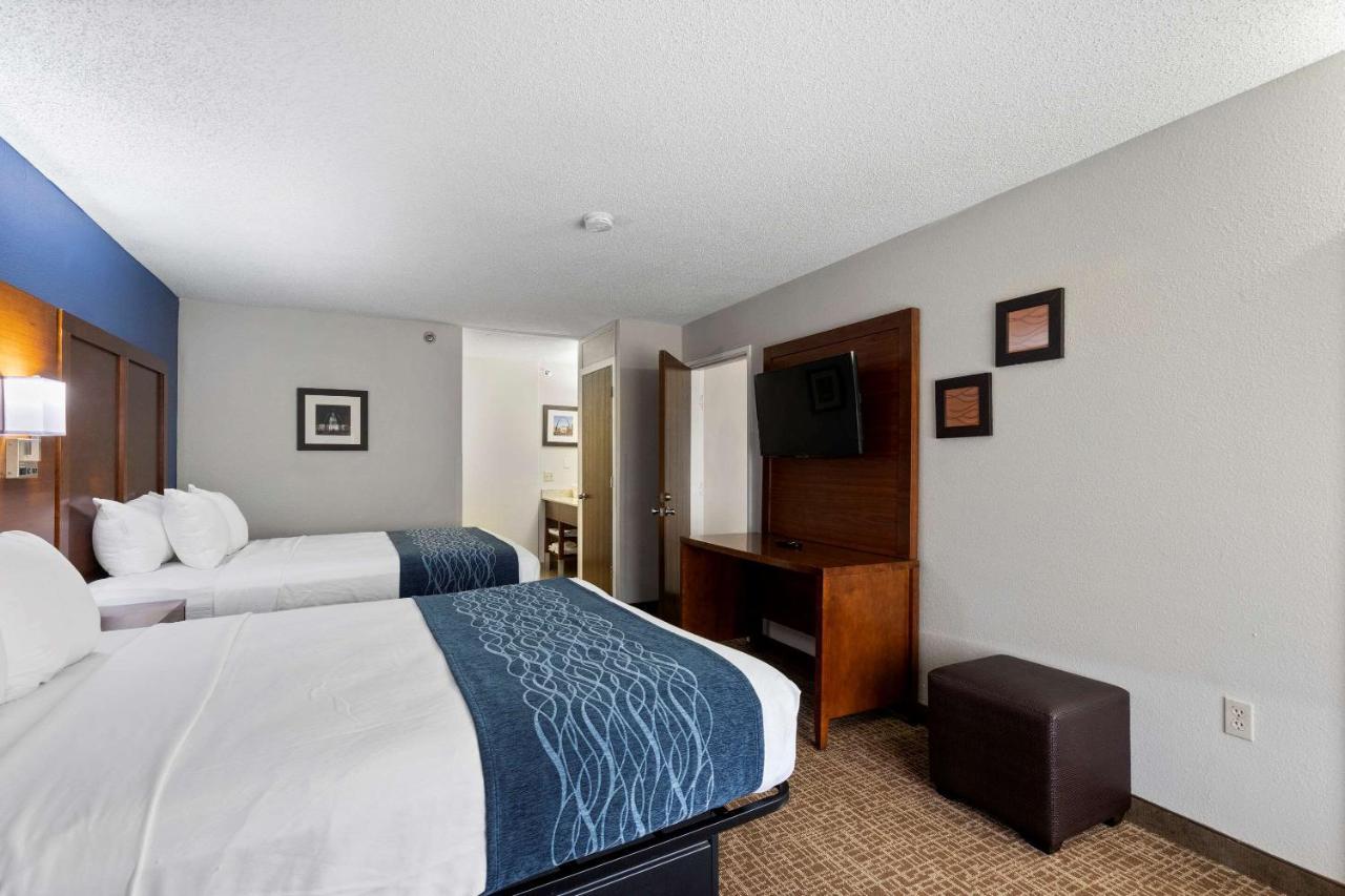 Comfort Inn & Suites St Louis-Hazelwood Bagian luar foto