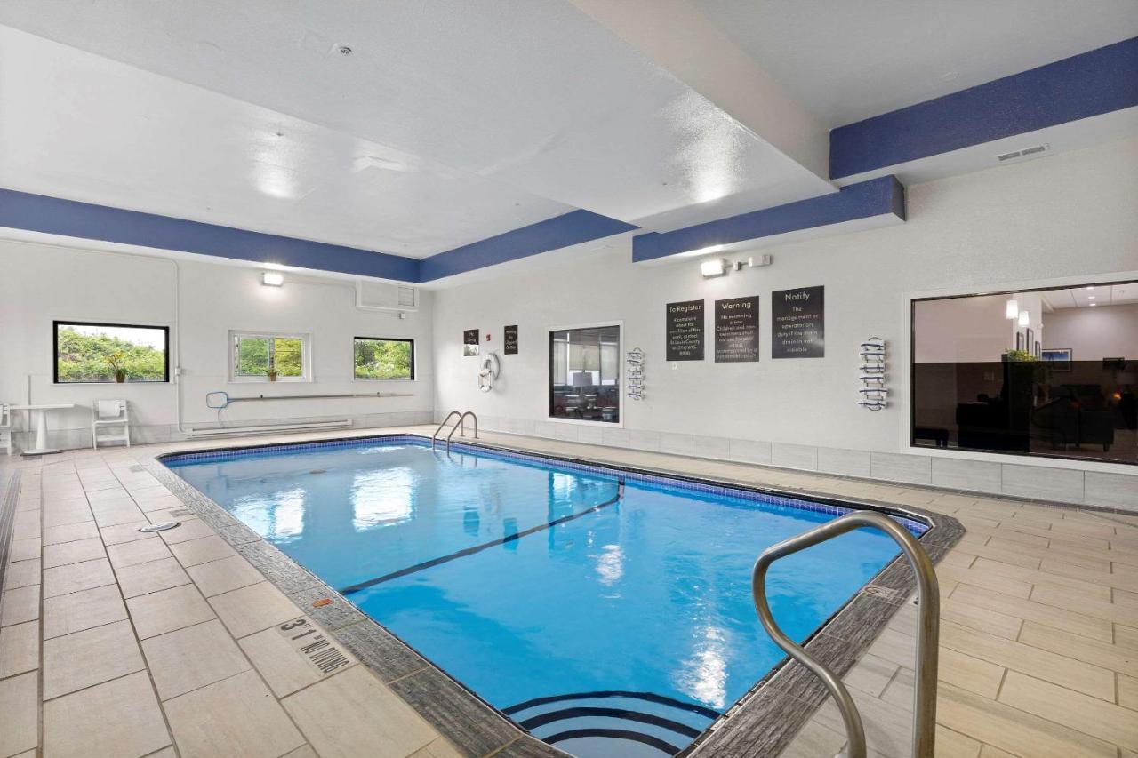 Comfort Inn & Suites St Louis-Hazelwood Bagian luar foto