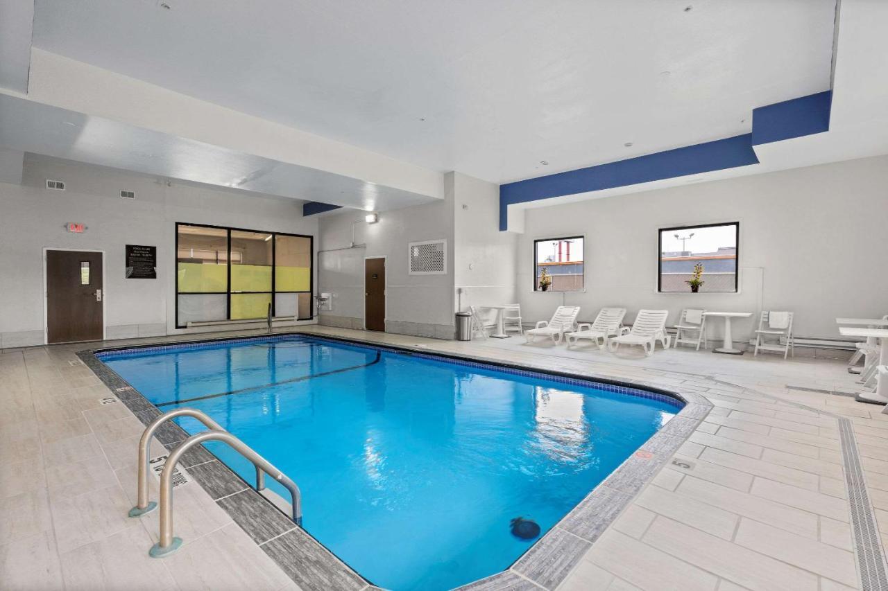 Comfort Inn & Suites St Louis-Hazelwood Bagian luar foto
