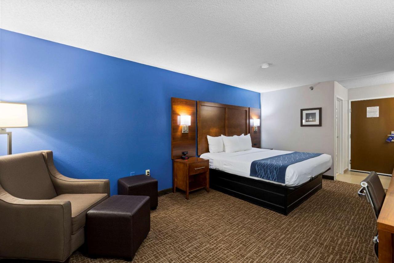 Comfort Inn & Suites St Louis-Hazelwood Bagian luar foto