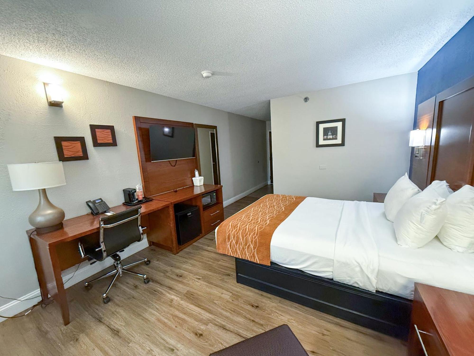 Comfort Inn & Suites St Louis-Hazelwood Bagian luar foto
