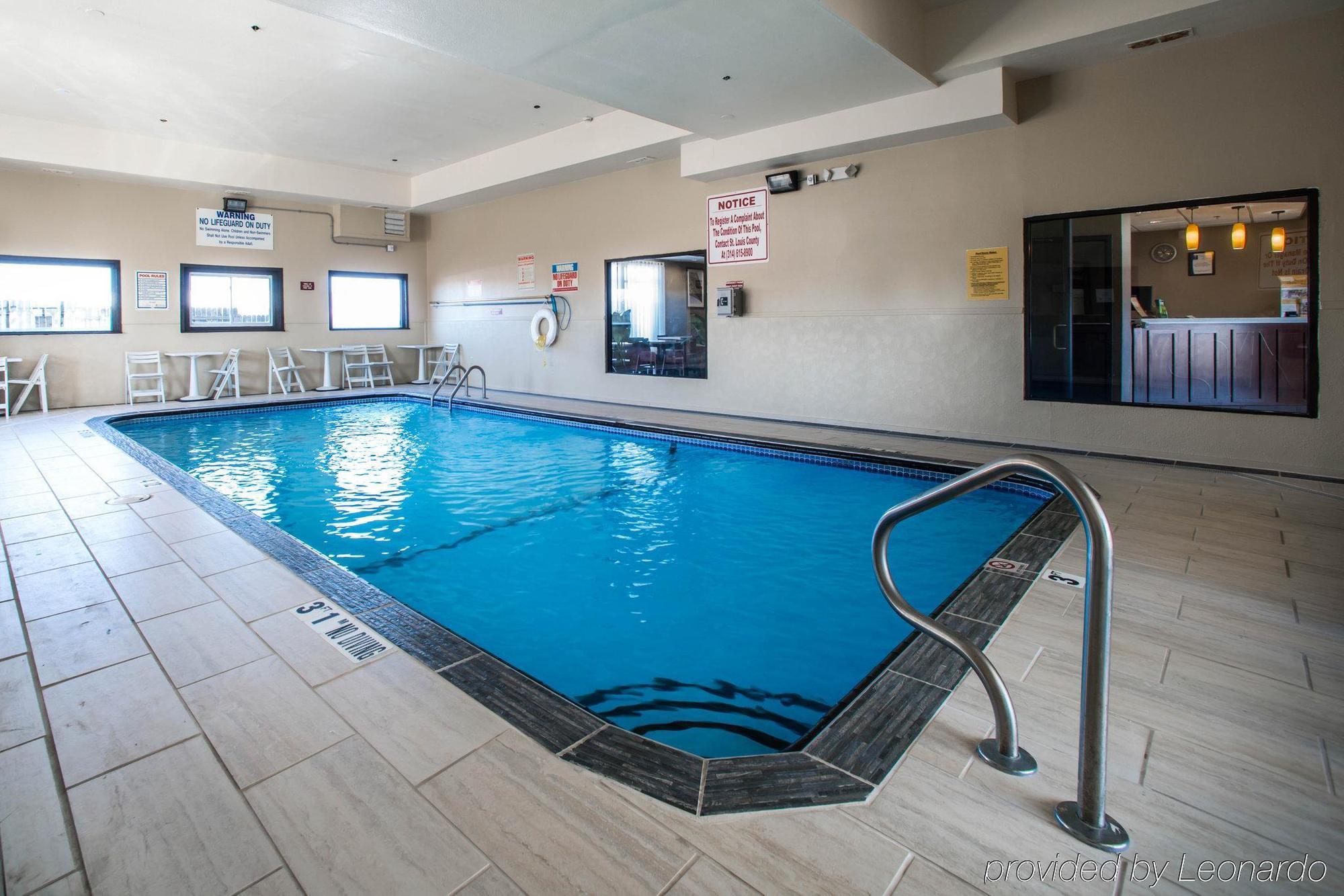 Comfort Inn & Suites St Louis-Hazelwood Bagian luar foto