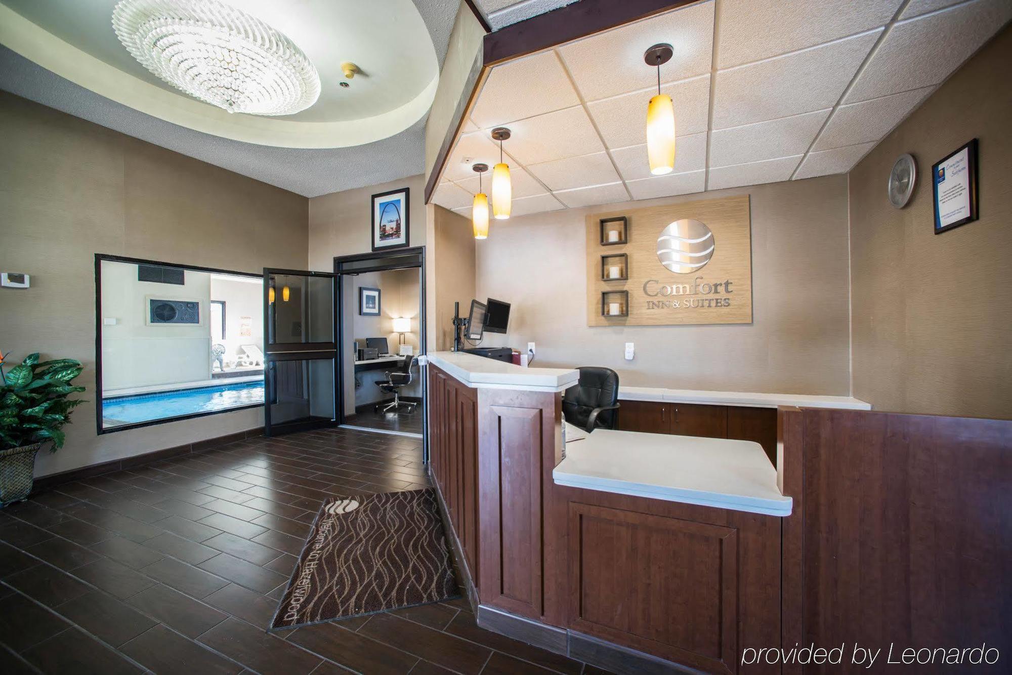 Comfort Inn & Suites St Louis-Hazelwood Bagian luar foto