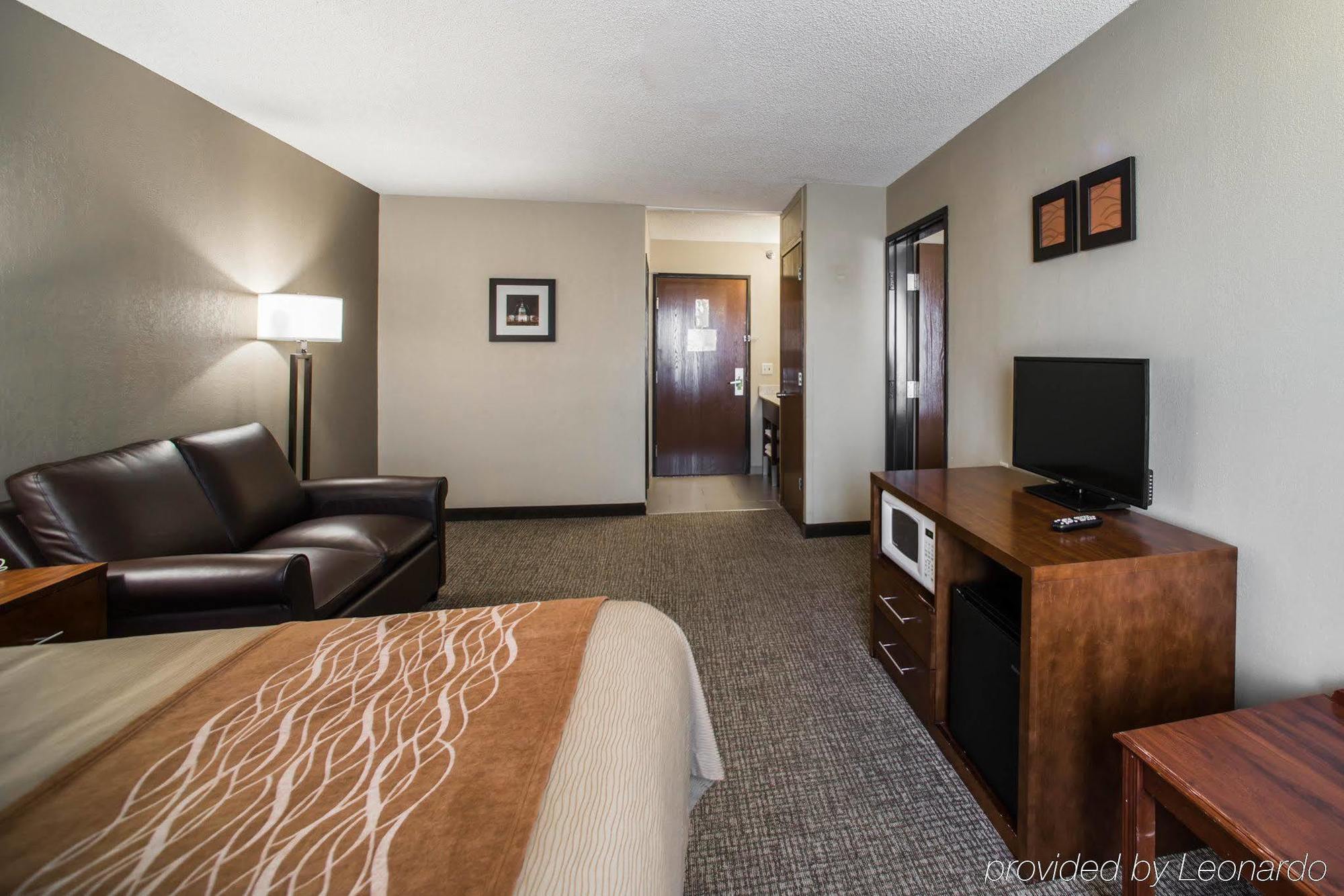 Comfort Inn & Suites St Louis-Hazelwood Bagian luar foto