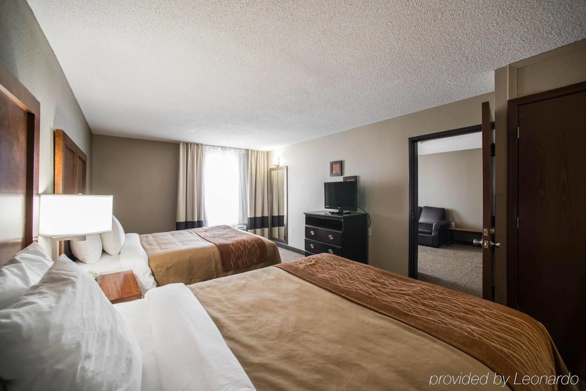 Comfort Inn & Suites St Louis-Hazelwood Bagian luar foto