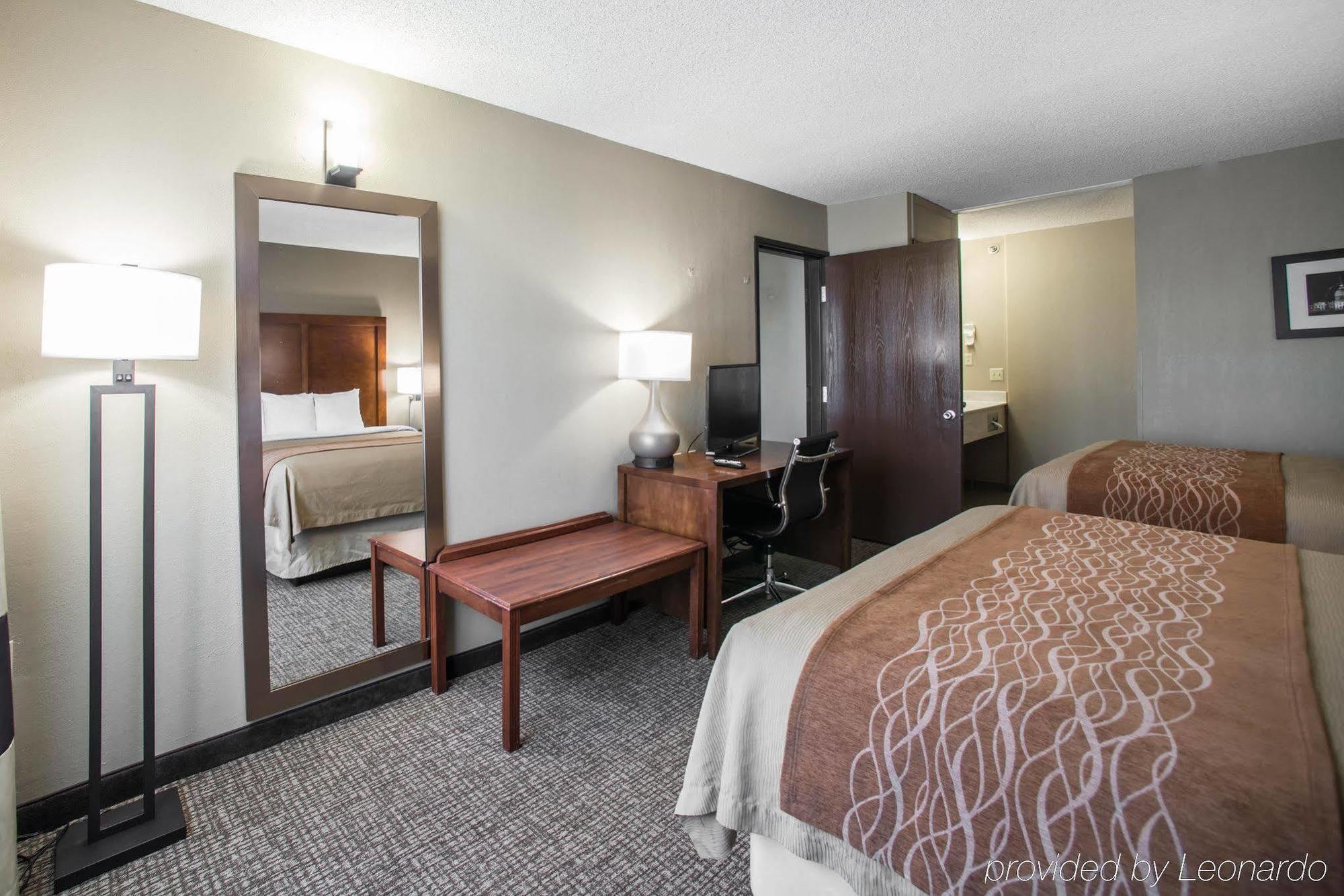 Comfort Inn & Suites St Louis-Hazelwood Bagian luar foto