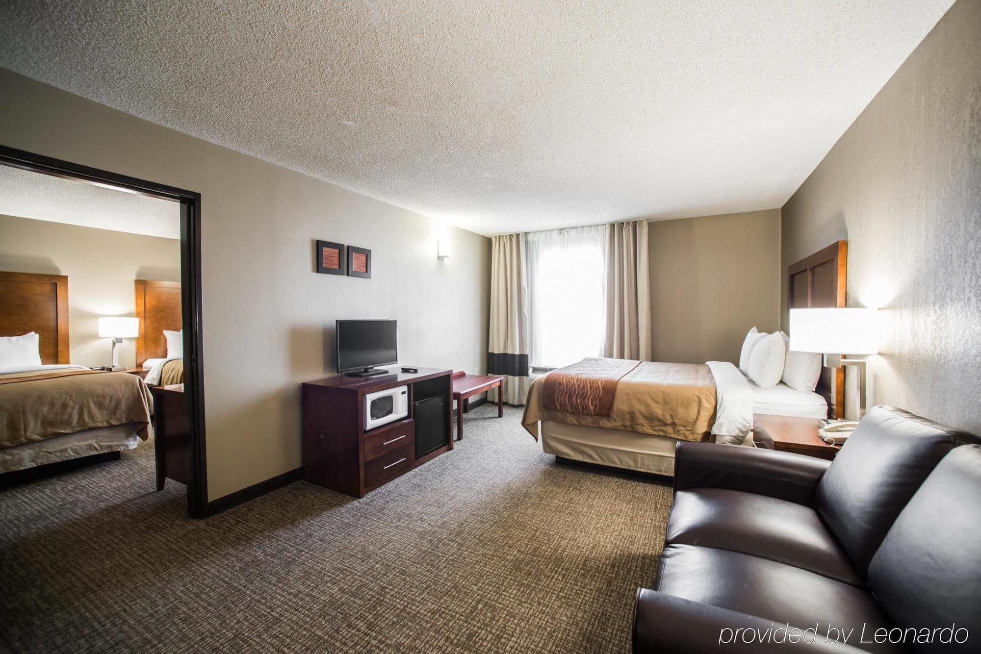 Comfort Inn & Suites St Louis-Hazelwood Bagian luar foto