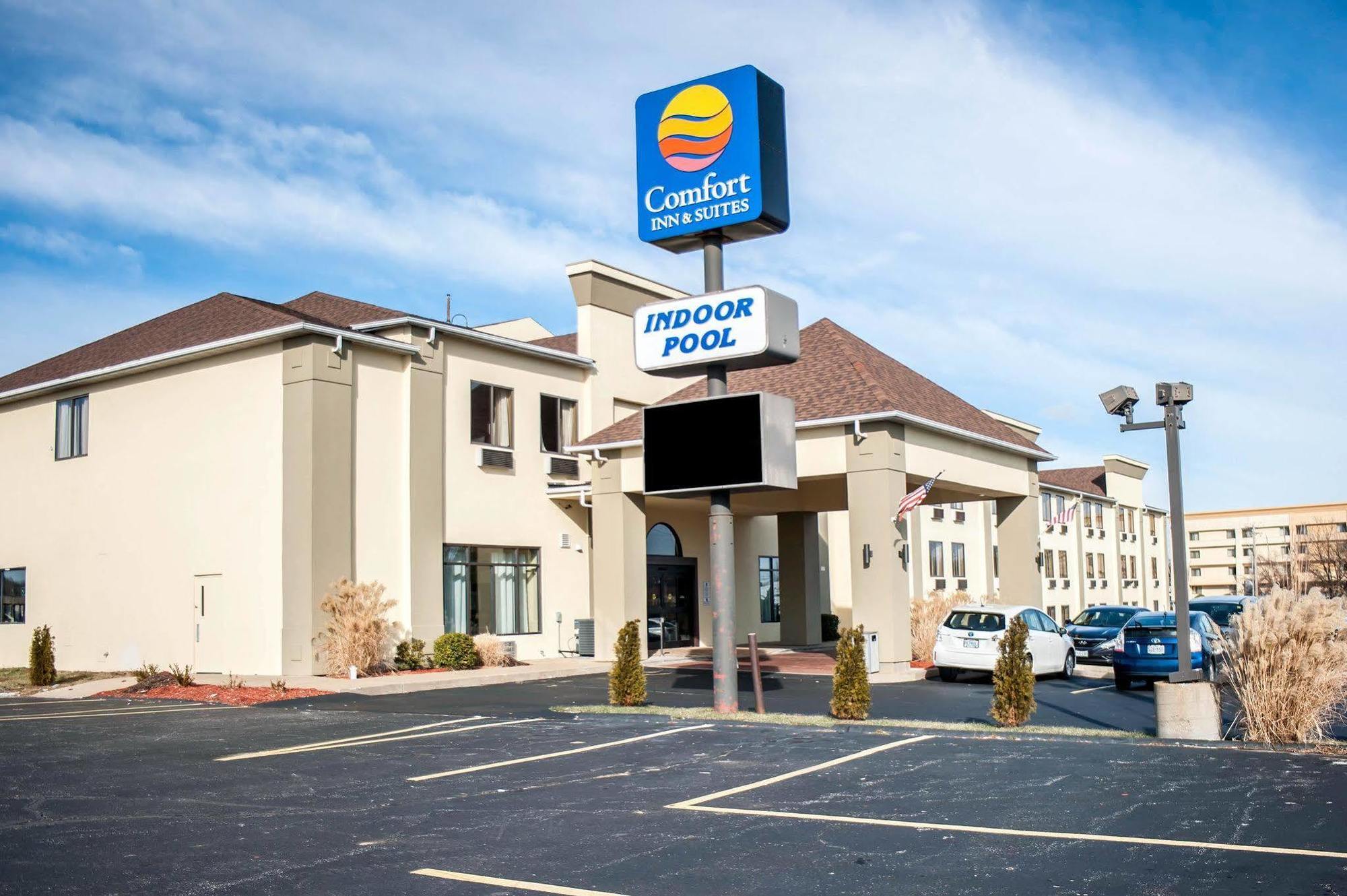 Comfort Inn & Suites St Louis-Hazelwood Bagian luar foto