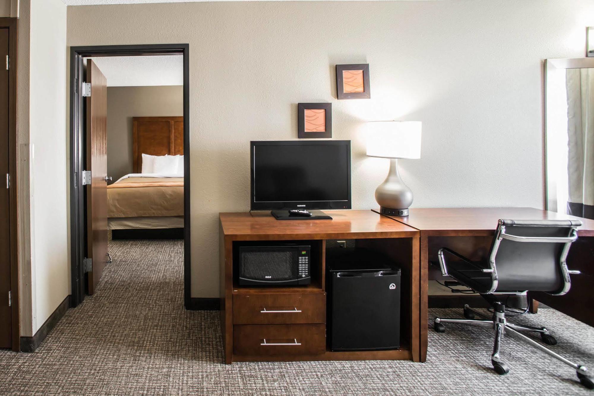 Comfort Inn & Suites St Louis-Hazelwood Bagian luar foto