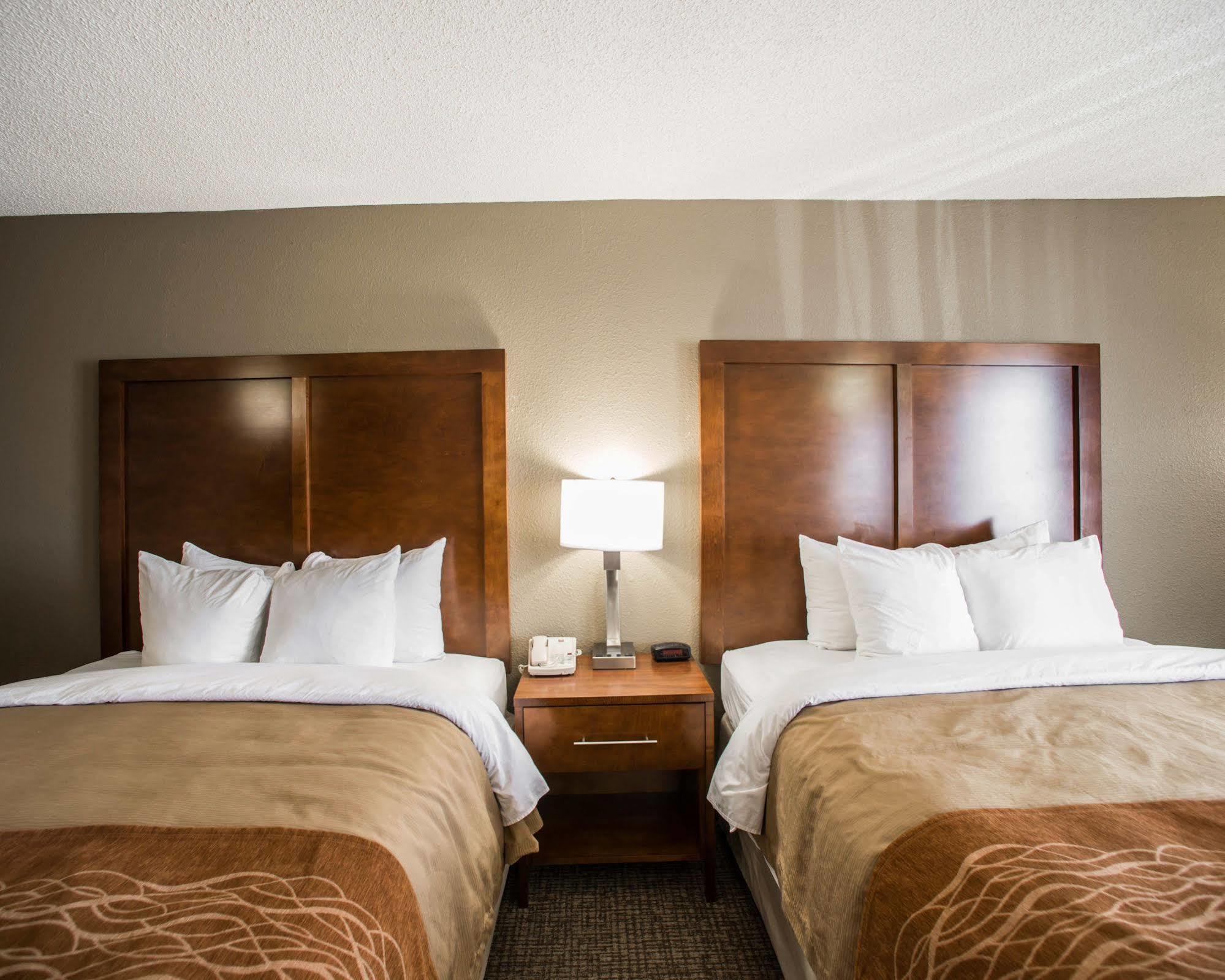 Comfort Inn & Suites St Louis-Hazelwood Bagian luar foto