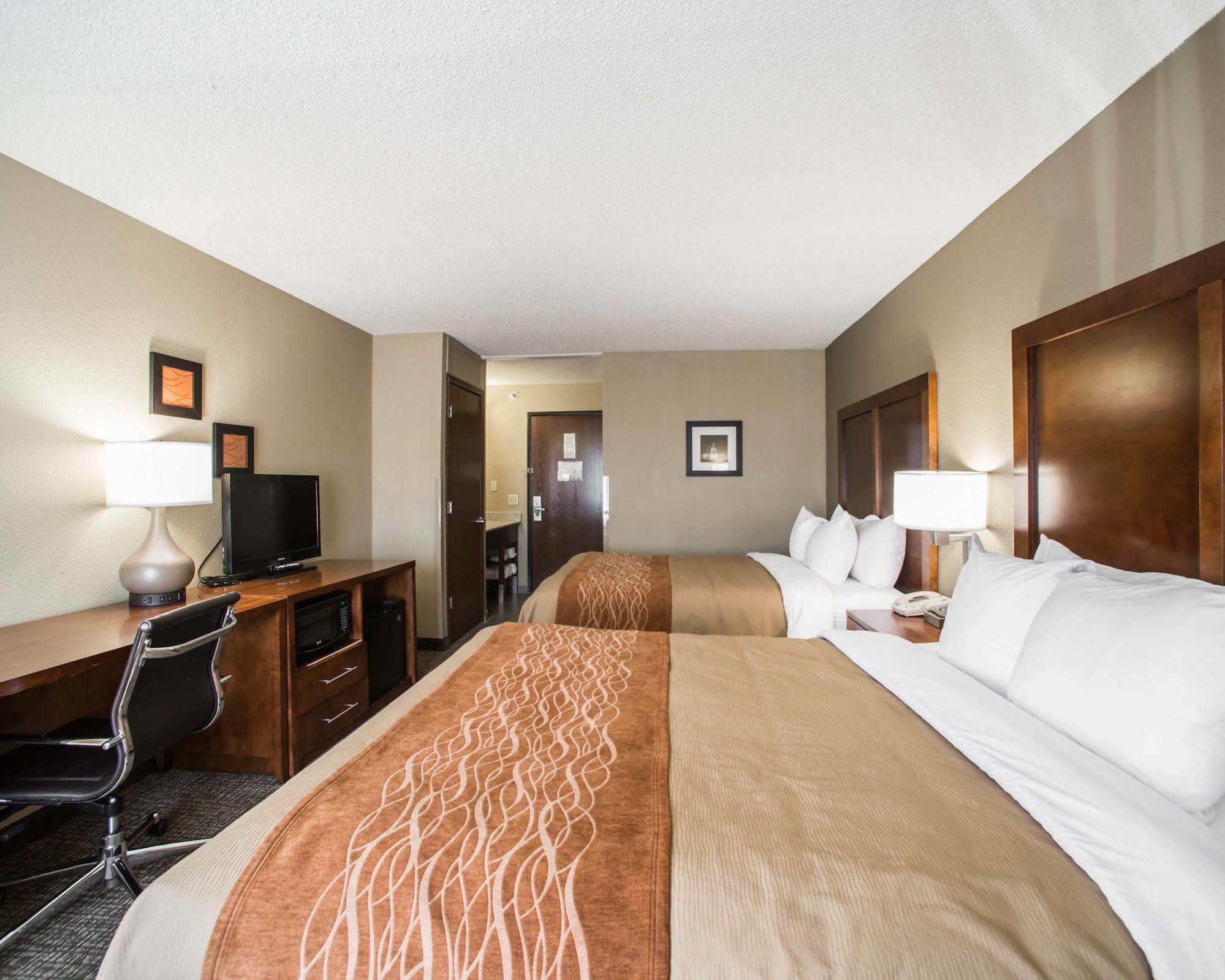 Comfort Inn & Suites St Louis-Hazelwood Bagian luar foto