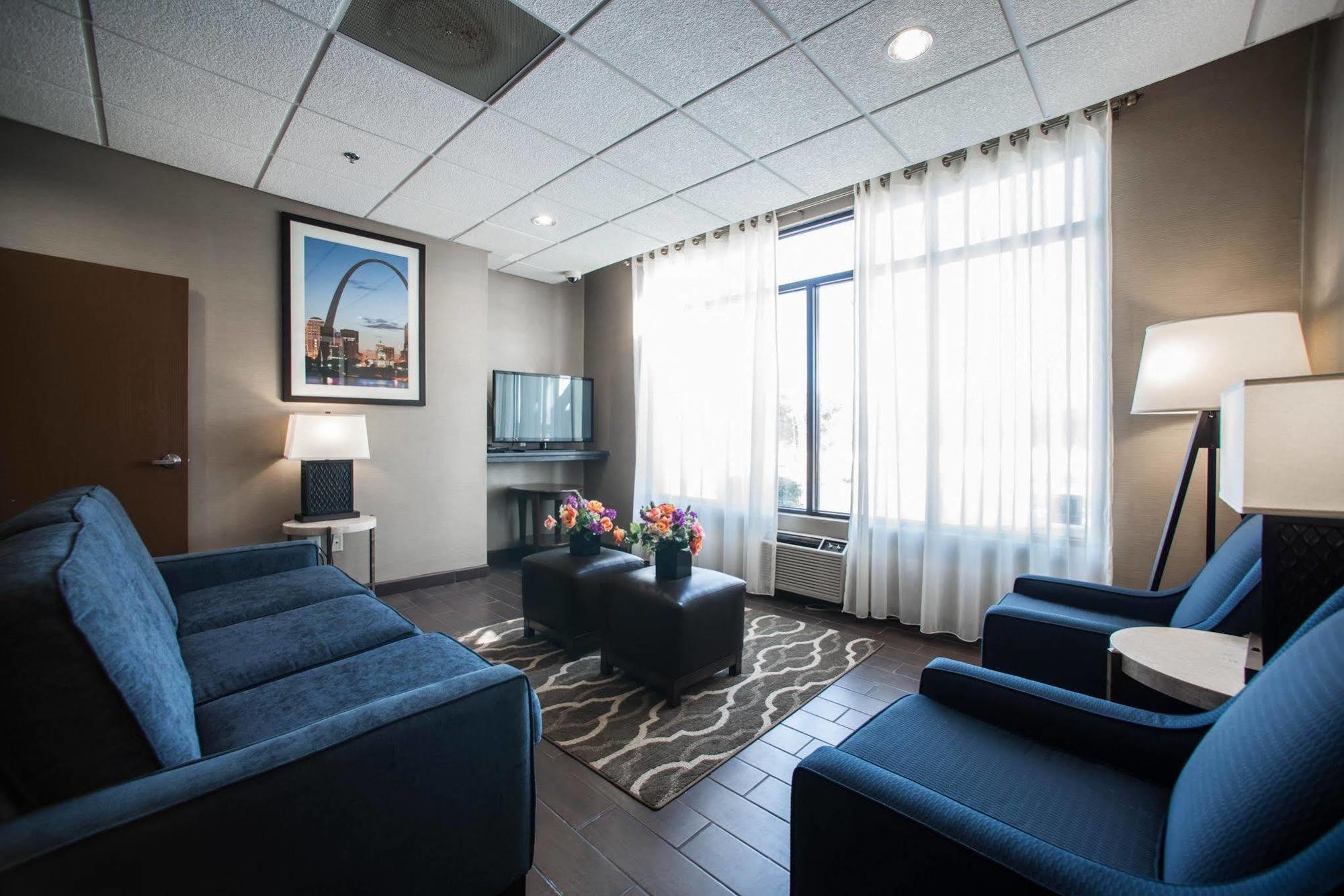 Comfort Inn & Suites St Louis-Hazelwood Bagian luar foto