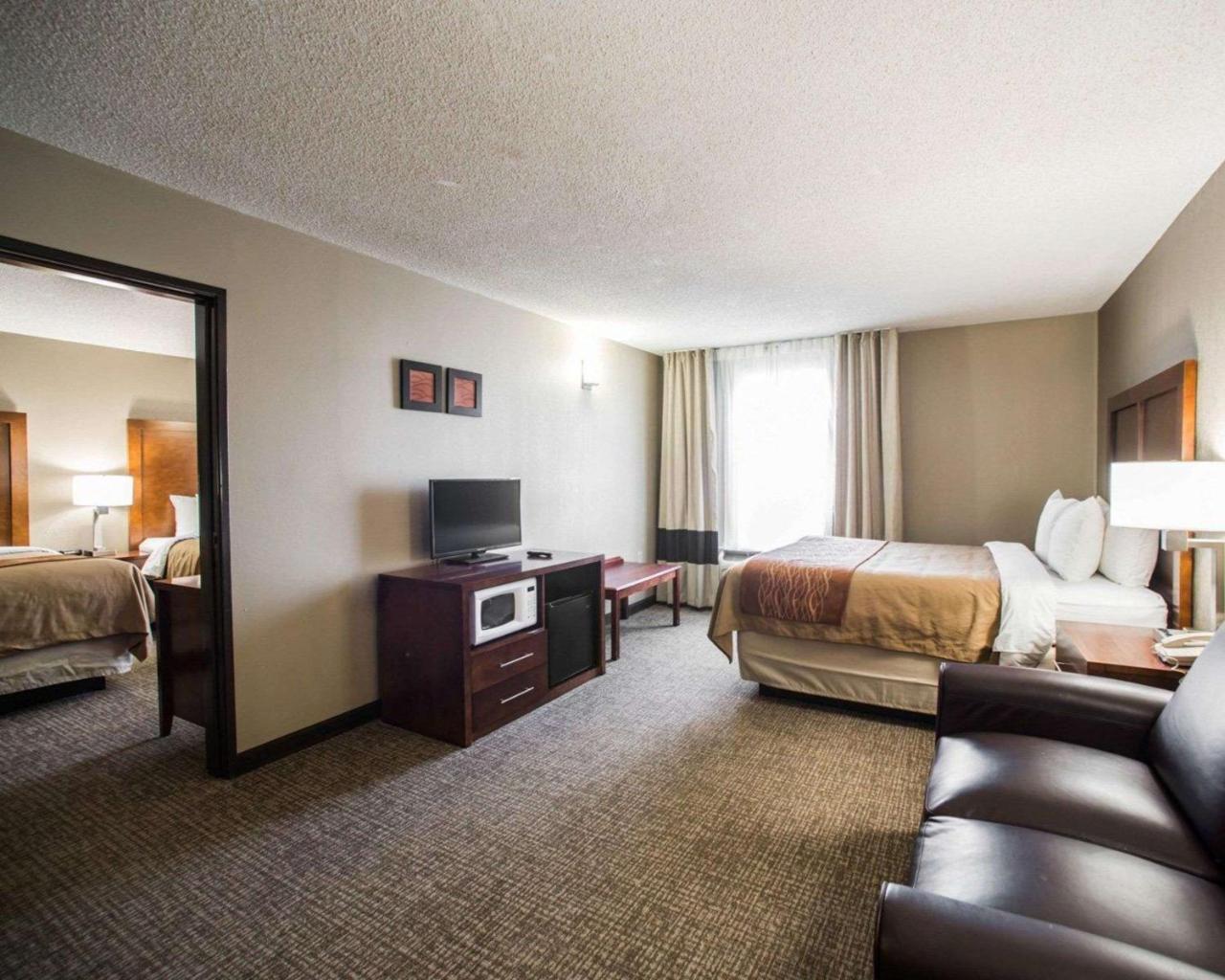 Comfort Inn & Suites St Louis-Hazelwood Bagian luar foto